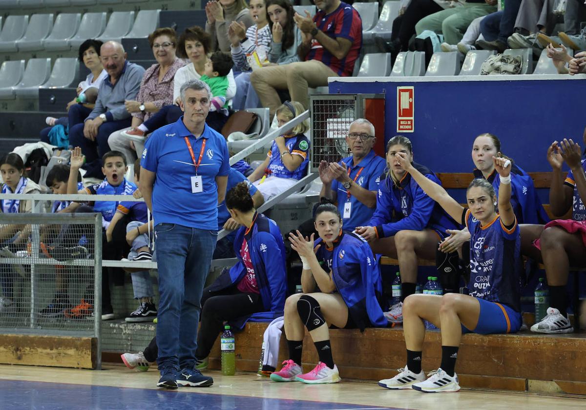 Imanol Álvarez sigue un partido desde el banquillo.