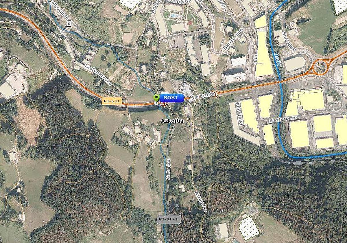 Reabierta la Gi-631 en Azkoitia tras casi dos horas cerrada por el incendio de un vehículo