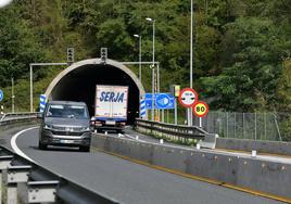 Las entradas en ambos sentidos al túnel de Lesarri tienen desde este lunes un radar de velocidad.