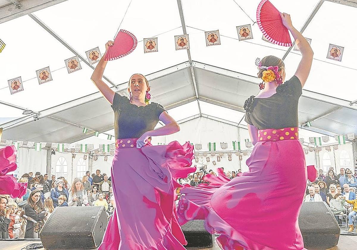 La actuación del grupo de baile 'Duende', de Semblante Andaluz, ambientó ayer al mediodía la carpa de Okendo plaza.