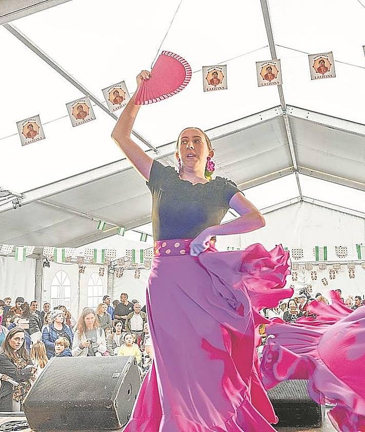 Imagen secundaria 2 - Los vecinos disfrutaron del pasacalles de gigantes y cabezudos de Lozet y repusieron fuerzas con una buena paellada. 