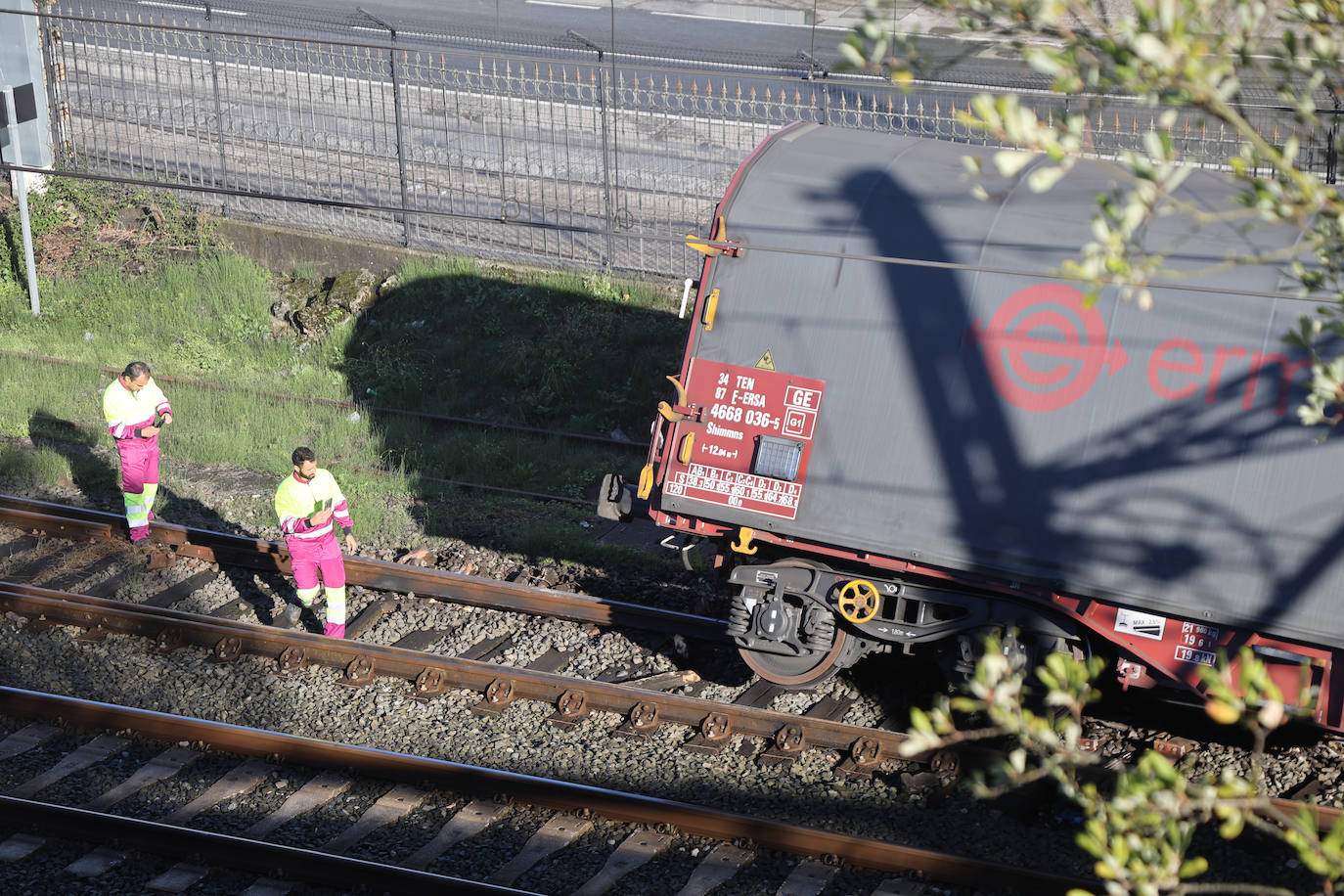 Un tren de mercancías descarrila en Pasaia