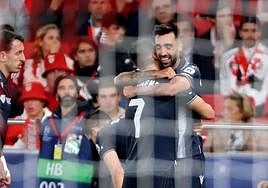 qBrais abraza a Barrenetxea tras marcar el gol de la victoria anoche.