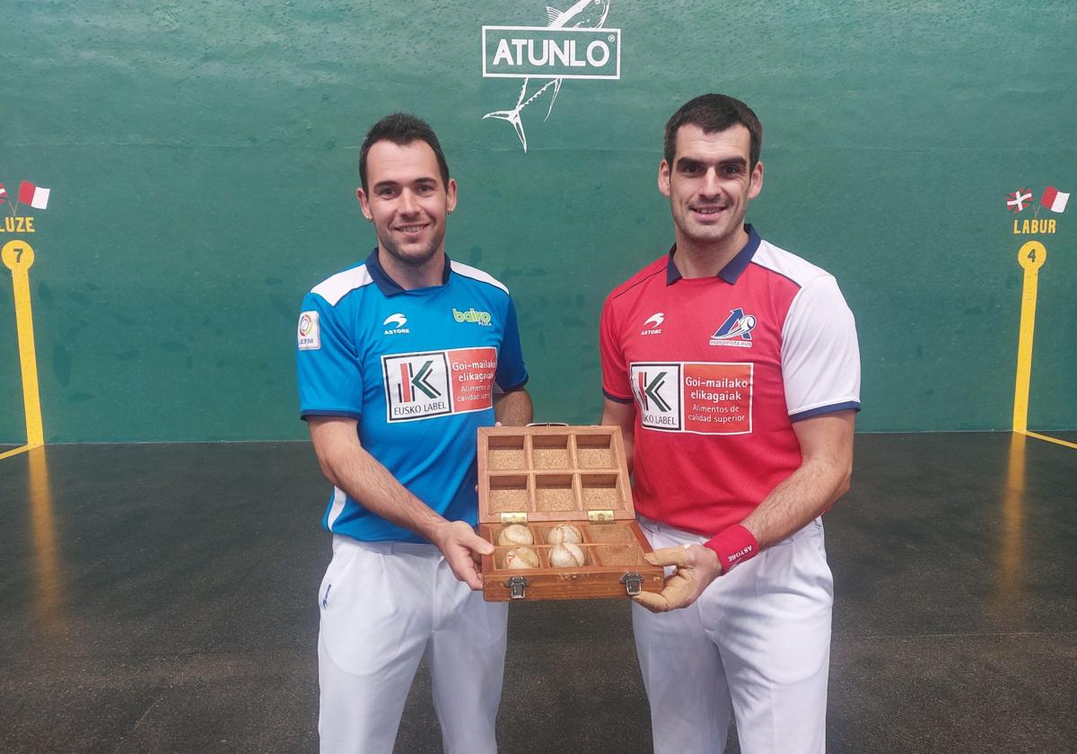 Erik Jaka y Joseba Ezkurdia posan en el Artza de Bermeo con las cuatro pelotas elegidas.