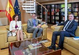 Aitor Esteban en la reunión que mantuvo con Pedro Sánchez y María Jesús Montero en la ronda de negociaciones para la investidura.