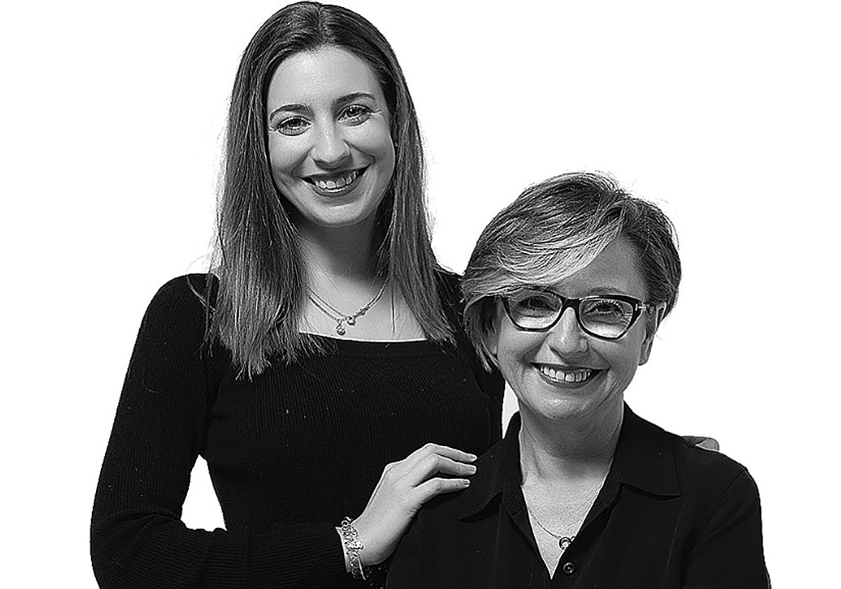 Isabel Sanchis posa junto a su hija Paula