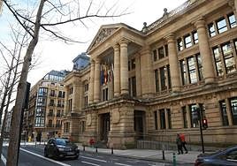 Exterior de la Audiencia de Gipuzkoa.