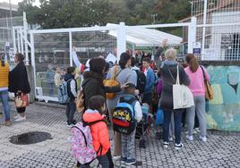 Niños y padres en la entrada de Zuhaisti Ikastola.