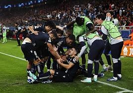 Los jugadores de la Real celebran el gol de Brais.