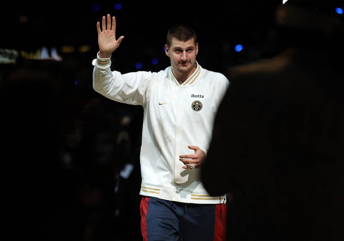 Nikola Jokic recibe el anillo de la NBA en el primer partido de la temporada.