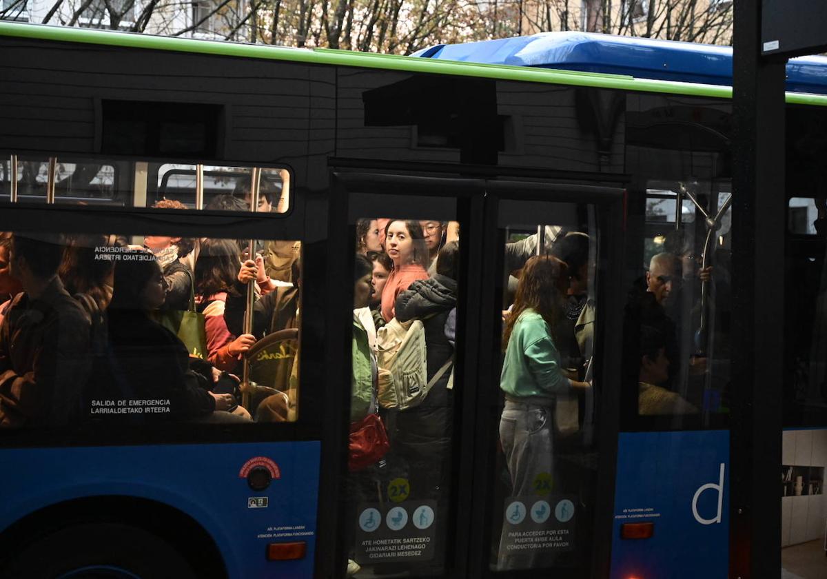 Largas colas y grandes retrasos en el transporte público en el arranque de la huelga