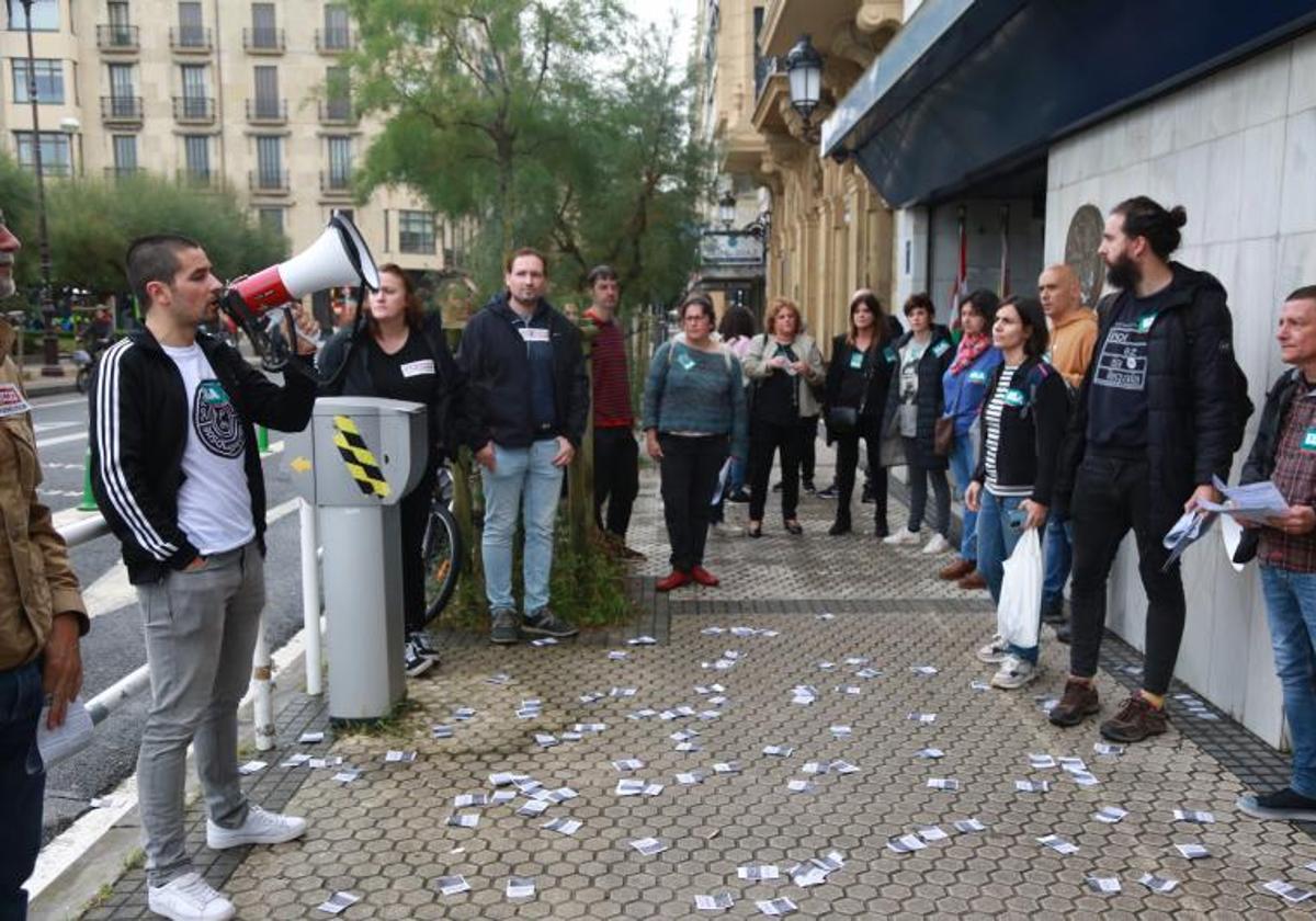 Huelga frente a la sede del Gobierno Vasco en Donostia