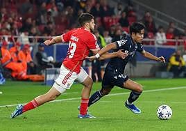 Take Kubo se lleva un balón delante de Jurasek durante el Real Sociedad - Benfica.