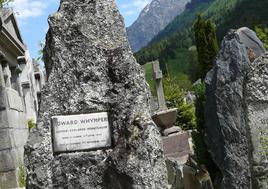 Detalle de la tumba del legendario montañero Edward Whymper en el cementerio de Chamonix.