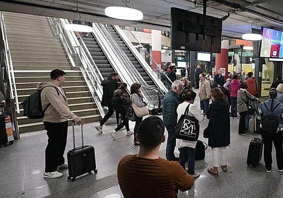 La pareja, junto a su bebé, fueron grabados el sábado por la tarde en la estación de autobús de San Sebastián cogiendo un autobús a París.