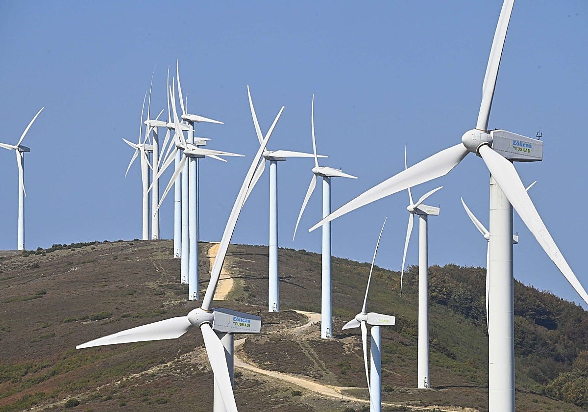 Vista del parque eólico de Elguea-Urkilla en la muga de Gipuzkoa y Araba.