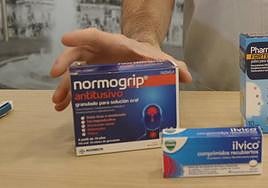 Un farmacéutico muestra una serie de medicamentos que contienen pseudoefedrina.