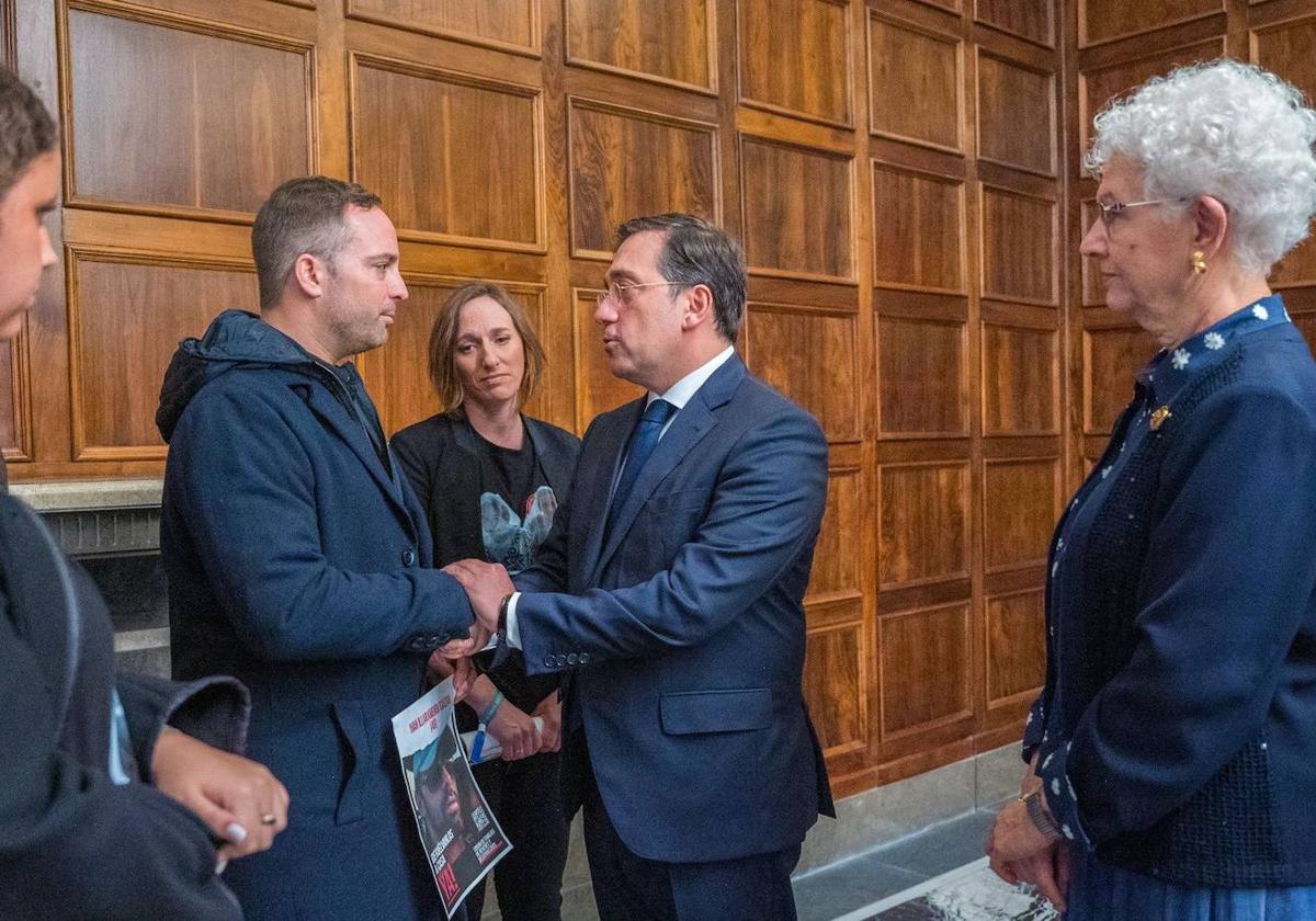 Albares traslada su apoyo al hermano del zarauztarra secuestrado por Hamás