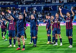 Los armeros celebran la victoria de la pasada jornada ante el Zaragoza.