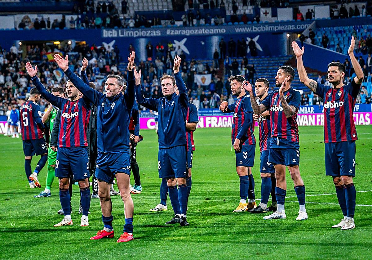 Los armeros celebran la victoria de la pasada jornada ante el Zaragoza.