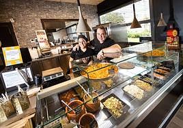 Maite y Jon, baluartes del Eraman & On Egin, ante el mostrador con sus apetitosas elaboraciones.