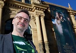 Josemi Beltrán, director de la Semana de Cine de Terror, junto al Teatro Victoria Eugenia.
