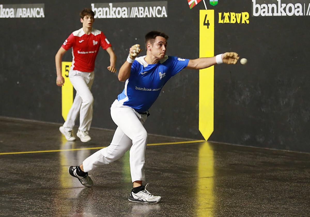 Beñat Labaka entra de gancho. Detrás, Artea Goiburu.