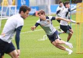 Aihen Muñoz se exprime durante el entrenamiento de ayer en Zubieta en un ejercicio sin balón.