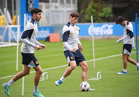 Le Normand se dispone a dar un pase con Kubo al fondo.