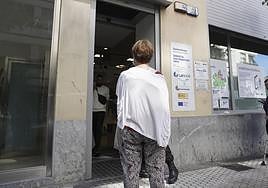 Una mujer accede a la oficina de Lanbide en Gros.