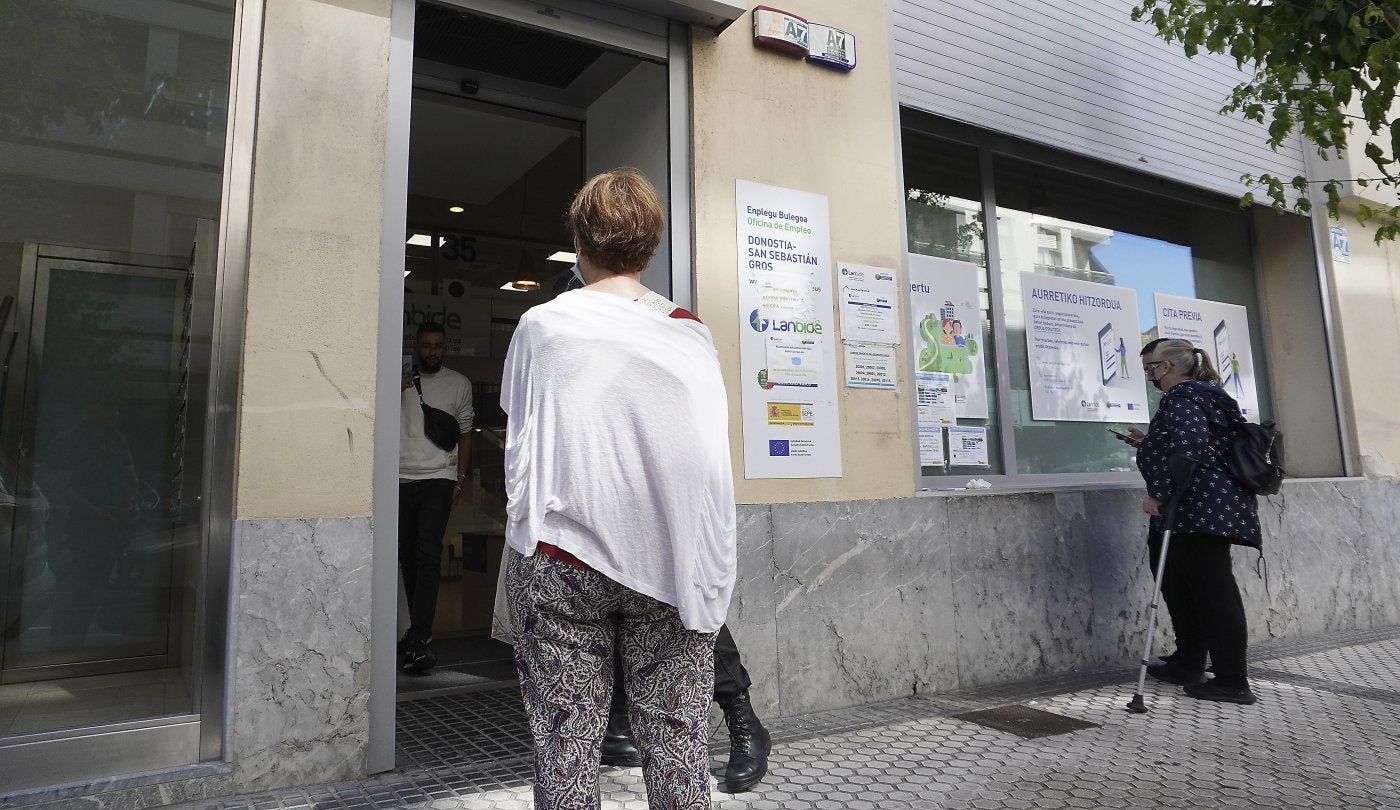 Una mujer accede a la oficina de Lanbide en Gros.