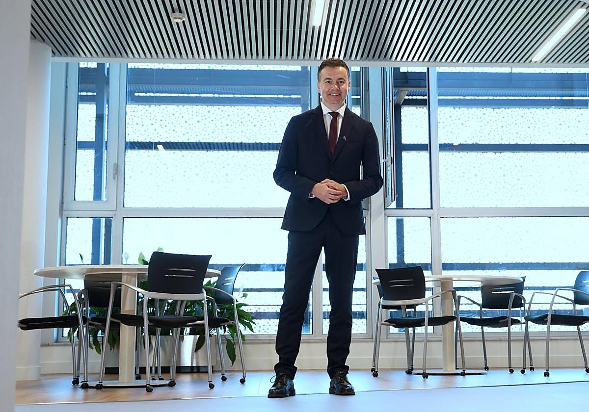 El ministro de Industria, Héctor Gómez, durante la entrevista en Donostia.