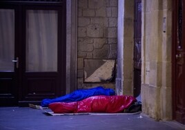 Personas sin hogar durmiendo en la calle.