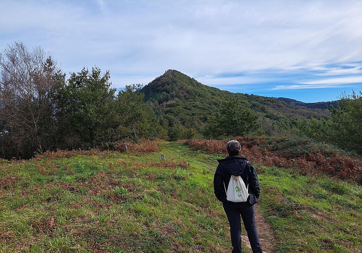 Al fondo, entre el poblado bosque de robles, castaños y otros muchos árboles se encuentra la cima de Igoin