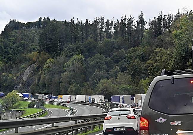 Largas colas por el desprendimiento de la malla en el túnel de Ikaztegieta.