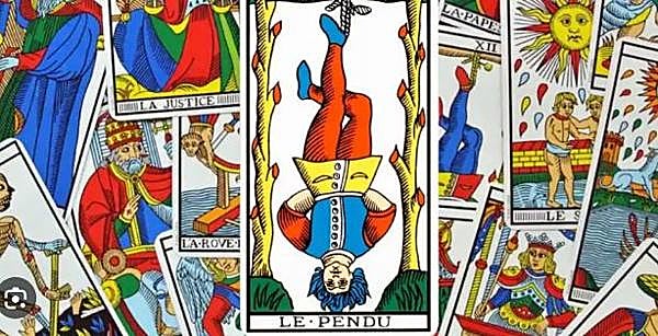 Una vidente echa las cartas a una cliente.