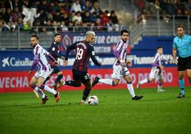 Stoichov protege el balón ante la presión de los jugadores del Valladolid.