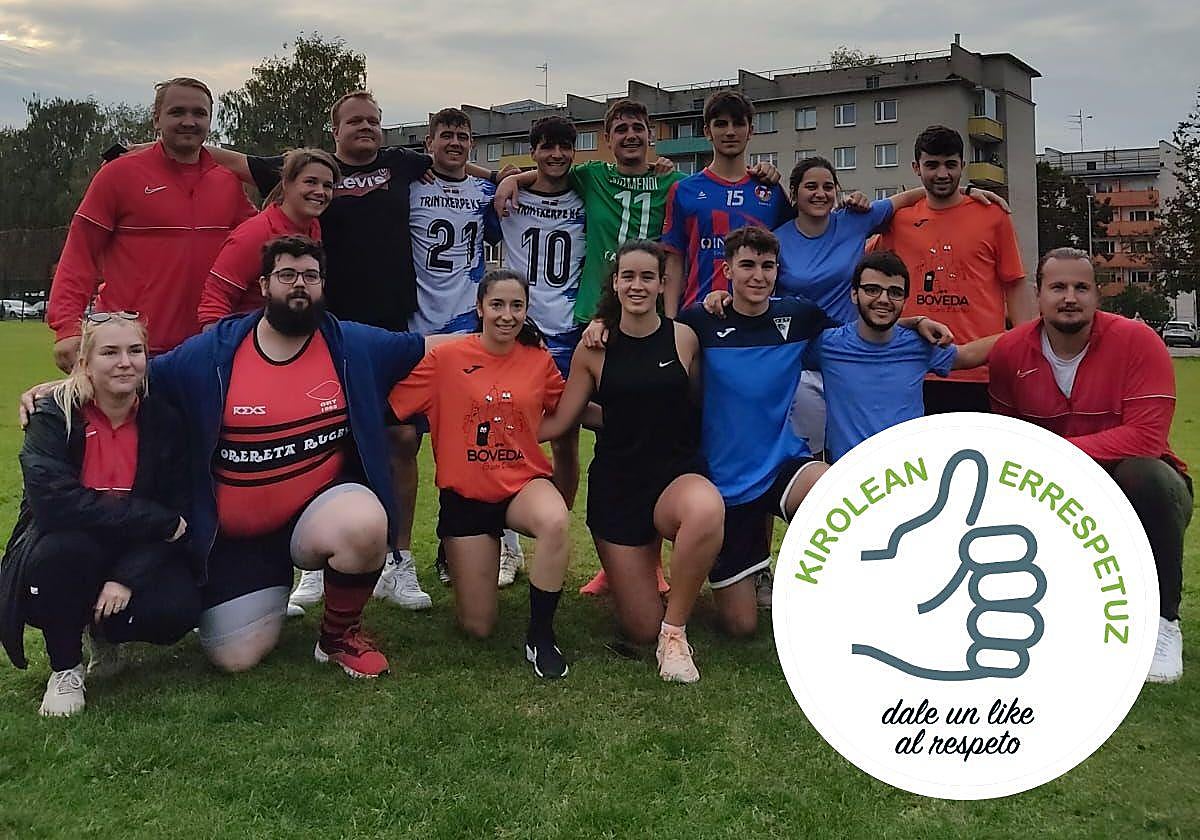 Los miembros de Hezkide Eskola posan con los representantes de los clubes estonios con los que han intercambiado experiencias.