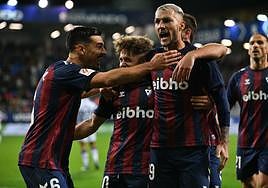 Stoichkov celebra eufórico rodeado de compañeros su gol, tercero del Eibar, que daba la tranquilidad.