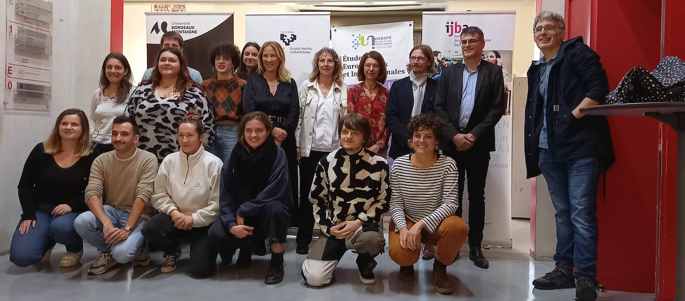 Lankidetza hitzarmena sinatu duten erakundeen ordezkariak, formakuntza jasotzen ari diren kazetariekin.