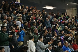 Los aficionados armeros no dejaron de animar y disfrutaron de lo lindo con la exhibición de su equipo.