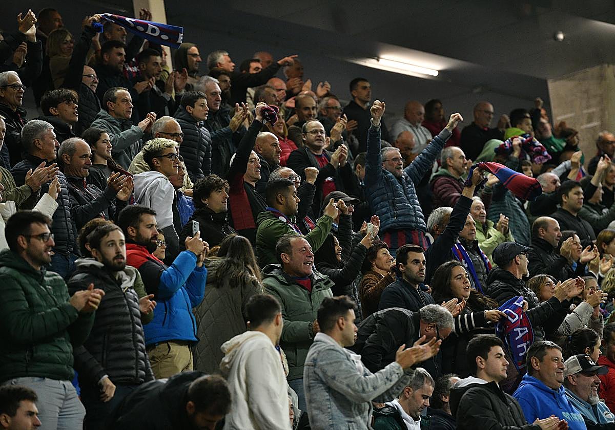 Los aficionados armeros no dejaron de animar y disfrutaron de lo lindo con la exhibición de su equipo.