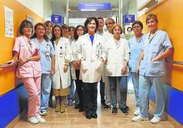 Maite Martínez Zabaleta, en el centro, junto a parte del equipo que atiende a los pacientes en la unidad de ictus del Hospital Universitario Donostia.