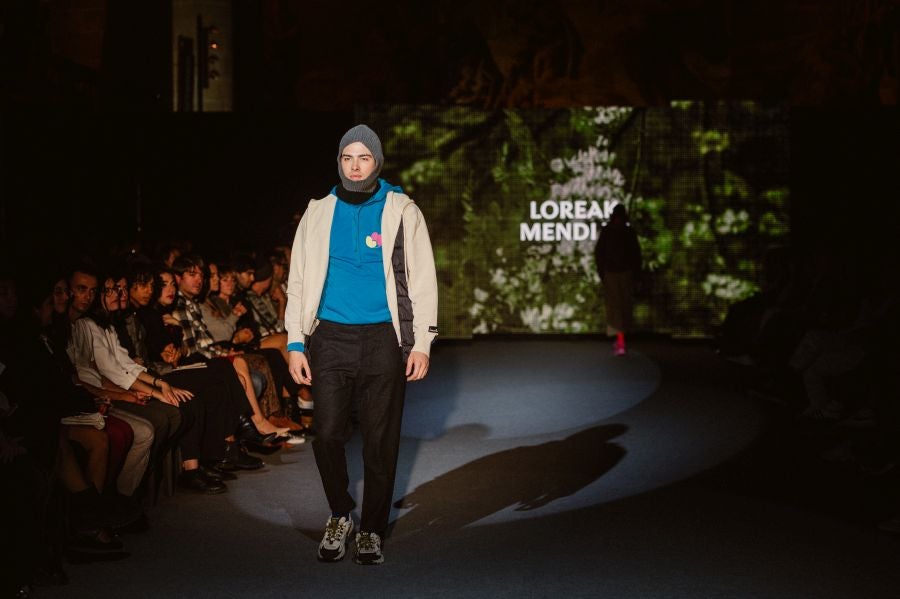 Loreak Mendian fusiona formas atemporales