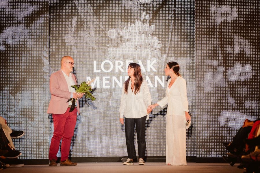 Loreak Mendian fusiona formas atemporales