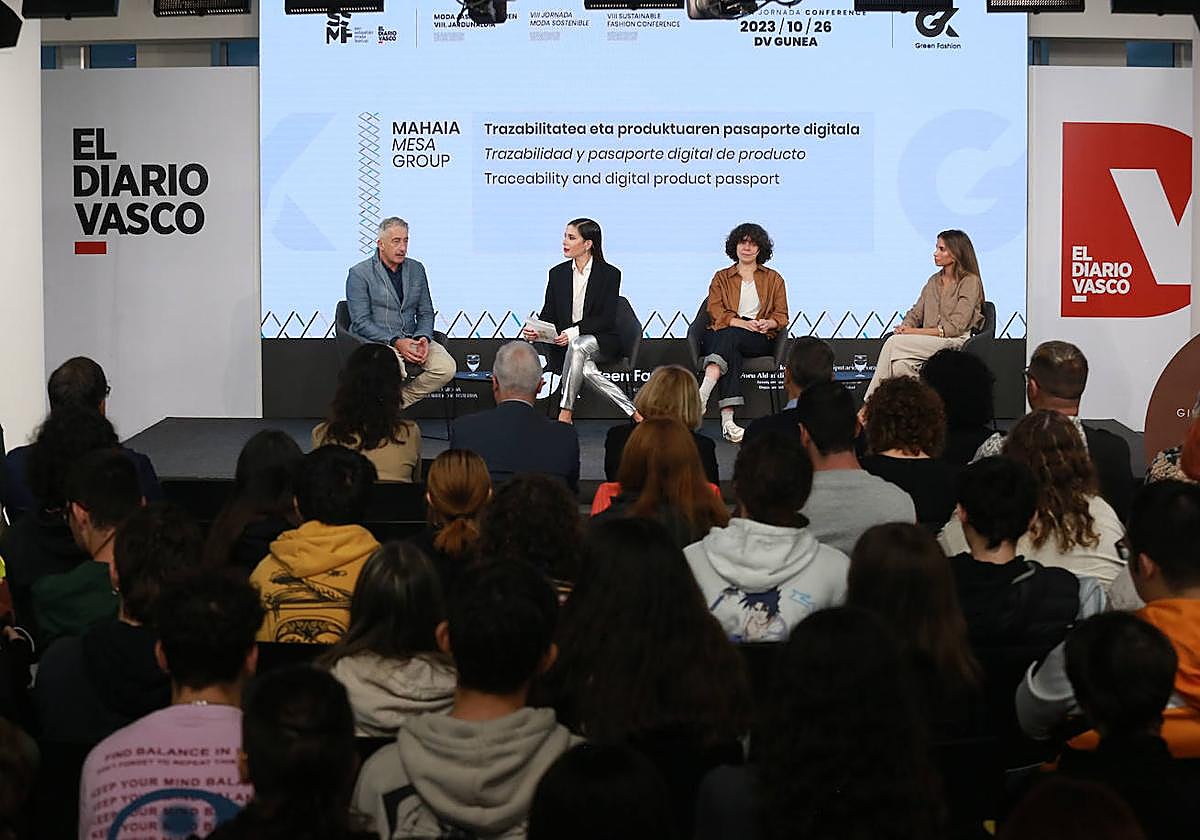 El DV Gunea se llenó para seguir una interesante jornada que contó con tres ponencias y dos mesas de diálogo.