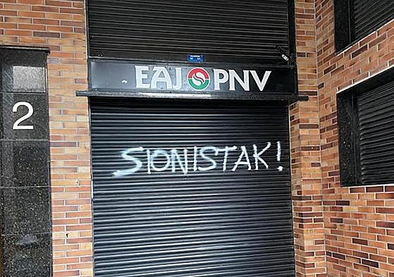 Exterior de la sede jeltzale en Andoain, atacada con pintura.