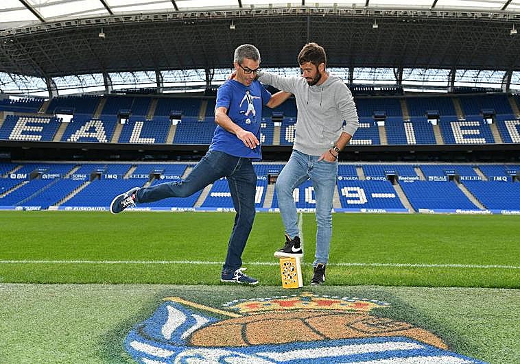 Ander Izagirre y Zuhaitz Gurrutxaga bromean con un ejemplar de 'Subcampeón' en el césped de Anoeta.