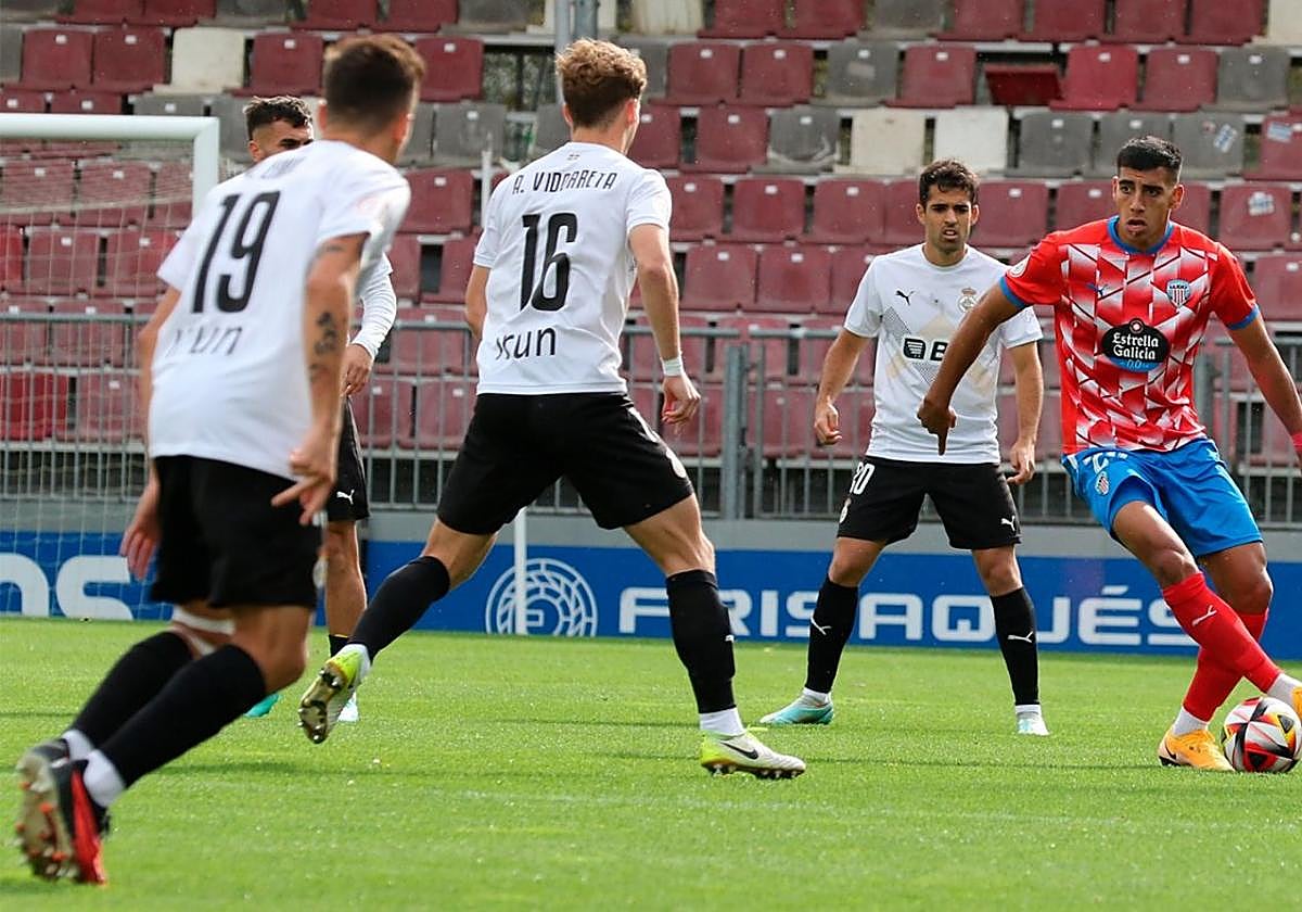 Thiago Ojeda conduce el balón ante Vidorreta durante el partido en el Anxo Carro.