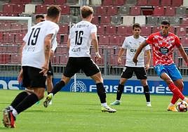 Thiago Ojeda conduce el balón ante Vidorreta durante el partido en el Anxo Carro.